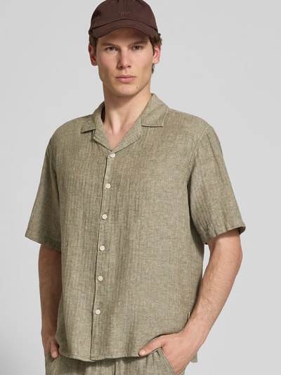 Männermodel trägt Regular Fit Leinenhemd mit Reverskragen Modell 'DYLAN' von Redefined Rebel im Leinen-Baumwoll-Mix, Unifarbenes-Design, kurzärmelig, Nahaufnahme Oberkörper. Rückenlänge 70 cm, Schulterbreite 52 cm, Ärmellänge 26 cm, Größe M.