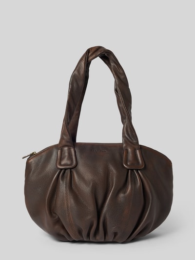 Produktfoto, torba shopper z naturalnej skóry Shopper aus Leder Modell 'LUCY' od LIEBESKIND BERLIN, kolor brązowy, detal z logo, uchwyt, szerokość w rozmiarze 1: 40 cm, długość w rozmiarze 1: 28 cm, głębokość w rozmiarze 1: 12 cm, długość paska na ramię w rozmiarze 1: 62 cm, główna przegroda z zamkiem błyskawicznym, wyraźna struktura skóry