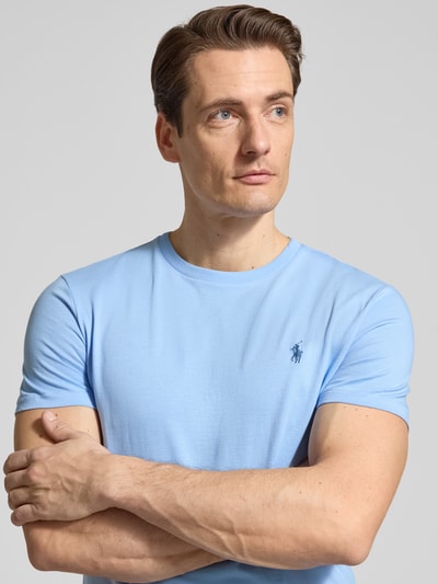 Männermodel trägt Regular Fit T-Shirt aus reiner Baumwolle von Polo Ralph Lauren in Optik: Unifarben, Jersey, Logo-Stitching, Nahaufnahme Oberkörper.