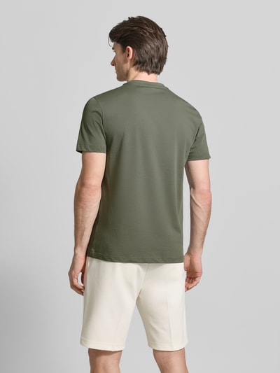 Męski model nosi t-shirt z nadrukiem z logo od Antony Morato z czystej bawełny, prosty krój, okrągły dekolt, długość tyłu 72 cm w rozmiarze M, całkowity widok z tyłu.