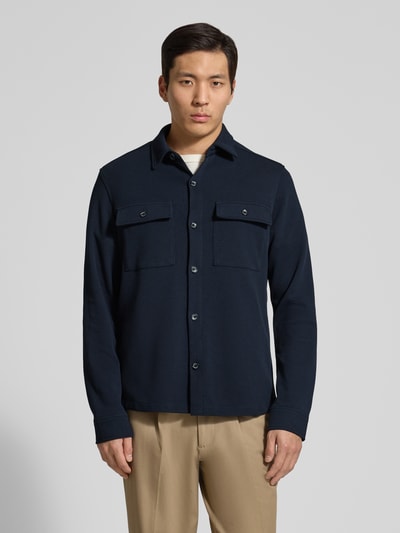 Männermodel trägt Regular Fit Hemdjacke mit Brusttaschen von Lerros in Dunkelblau, Kentkragen, Knopfleiste, Rückenlänge 70 cm, Ganzkörperansicht von vorne.
