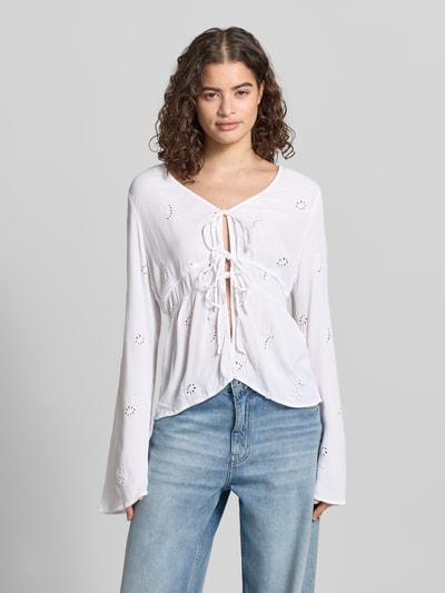 Frauenmodel trägt Regular Fit Langarmbluse aus reiner Viskose Modell 'SAFI CHIARA' von Only, Optik: Unifarben, Lochstickerei, V-Ausschnitt, Bindebänder, langarm, Crêpe-Textur, Ganzkörperansicht von vorne