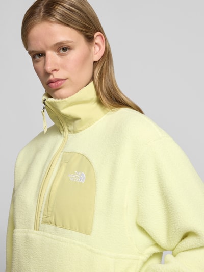 Frauenmodel trägt Regular Fit Sweatshirt mit Stehkragen Modell 'Yumiori' von The North Face in hellgelbem Teddyfell, Nahaufnahme Oberkörper.
