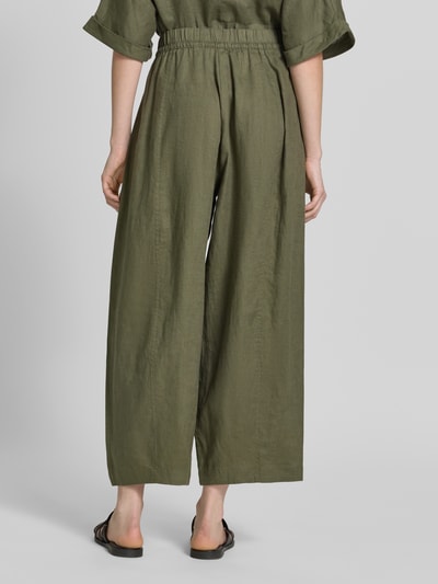 Kobiece modelka nosi Leinenhose in verkürzter Passform mit elastischem Bund von Christian Berg Woman z lnu, spodnie z szerokimi nogawkami, skrócony krój, tunel, szerokość w rozmiarze 36: 38 cm, długość wewnętrzna nogawki 64 cm, widok całej sylwetki z tyłu
