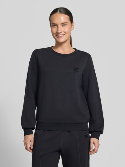 Vrouwenmodel draagt Relaxed Fit Sweatshirt aus Viskose-Mix Model 'Felpa' van Liu Jo met siersteentjes, elastische boordjes, zwart, ganzlichaamsvoorzijde