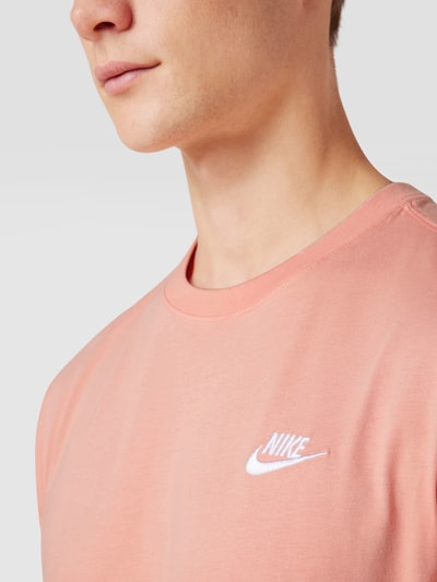 Nike T-shirt z wyhaftowanym logo Koralowy 3