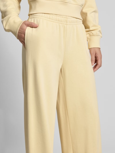 Kobiece modelka nosi Wide Fit Sweatpants mit elastische Bund od Gina Tricot, bawełniany miks, krój wide fit, rozmiar S, zbliżenie na górną część.