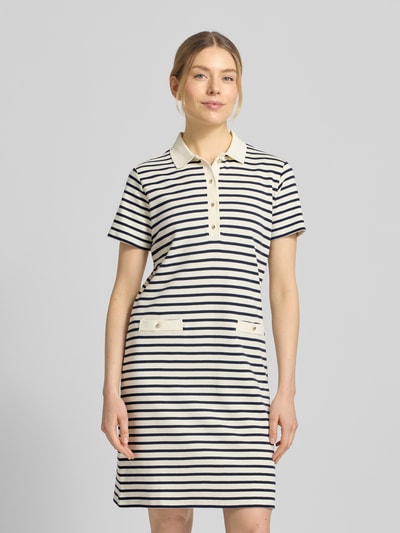 Frauenmodel trägt Knielanges Kleid mit Polokragen Modell 'Travissa' von JOOP!, Reine Baumwolle, Gerader-Schnitt, Knielänge, Vorderansicht, Nahaufnahme Oberkörper.