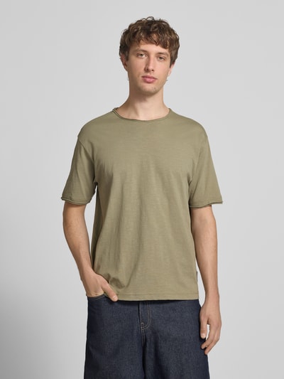 Männermodel trägt Relaxed Fit T-Shirt aus reiner Baumwolle von Marc O'Polo Denim, Optik: Unifarben, Ganzkörperansicht von vorne.