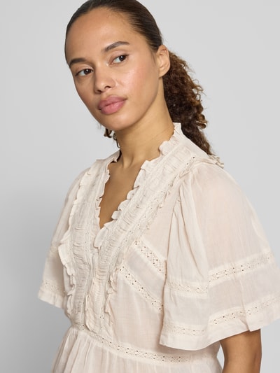 Frauenmodel trägt Bluse mit Rüschen Modell 'Evienne' von Neo Noir aus Reine Baumwolle, Taillierter Schnitt, V-Ausschnitt, Häkelspitze, Nahaufnahme Oberkörper.