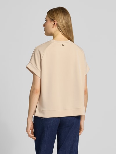 Frauenmodel trägt Sweatshirt aus Modal-Mix mit Kappärmeln von Rich & Royal, beige, Relaxed Fit, Rundhalsausschnitt, Ganzkörperansicht Rückansicht.
