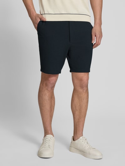 Männermodel trägt Regular Fit Bermudas mit Viskose-Anteil Modell 'KANE1' von BOSS, dunkel meliert, gestreift, Ganzkörperansicht von vorne.