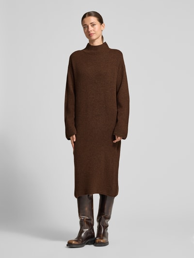 Frauenmodel trägt knielanges Kleid aus reiner Baumwolle von Christian Berg Woman in Braun, Strick-Optik, Regular Fit, langärmelig, Ganzkörperansicht von vorne.