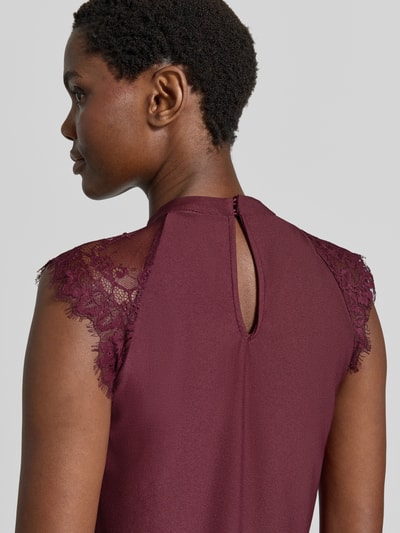 Frauenmodel trägt Regular Fit Kurzarmbluse mit semitransparenter Besatz Modell 'MILLA' von VERO MODA in Bordeauxrot, Detailaufnahme, Damen Kurzarmbluse von VERO MODA.