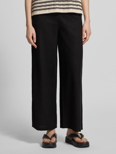 Frauenmodel trägt Wide-Leg-Pants mit Eingrifftaschen Modell 'LINNO' von ICHI, Leinen-Viskose-Mix, ausgestellter Schnitt, Nahaufnahme Unterkörper.