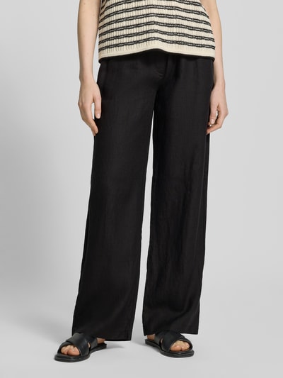 Frauenmodel trägt Leinenhose mit Bindegürtel Modell 'Chiara Belt' von MAC, schwarze Wide-Leg-Pants, reine Leinen, Nahaufnahme Unterkörper. Bundweite bei Größe 36/32: 39 cm, Innenbeinlänge: 80 cm.