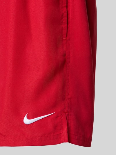 Productfoto, Badeshorts met logo-stitching en steekzakken van Nike in rood met witte details, relaxed fit, elastische band, detailopname