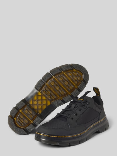 Produktfoto, zwarte heren veterschoenen van Leermix, afgerond model, Model 'Reeder' van Dr. Martens, vetersluiting, labeldetail, contrastnaad, geprofileerde zool, hakhoogte maat 44: 4 cm, schachthoogte maat 44: 7 cm, schachtbreedte maat 44: 9 cm