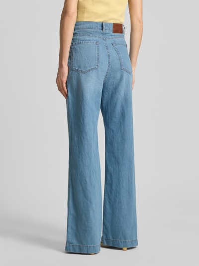 Frauenmodel trägt Loose Fit Weite Hose aus Baumwoll-Leinen-Mix Modell 'LATINO' von Weekend Max Mara in Melange-Optik, Materialverarbeitung Batist, Label-Patch, Label-Stitching, 5-Pocket-Design, Ganzkörperansicht Rückansicht.
