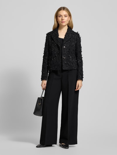 Vrouwenmodel draagt Regular fit blazer met structuurpatroon en pailletten van Luisa Cerano, zwarte kleur, opgestikte zakken, reverskraag, borstwijdte 36 cm, ruglengte 54 cm, mouwlengte 61 cm, volledige lichaamsvoorzijde.