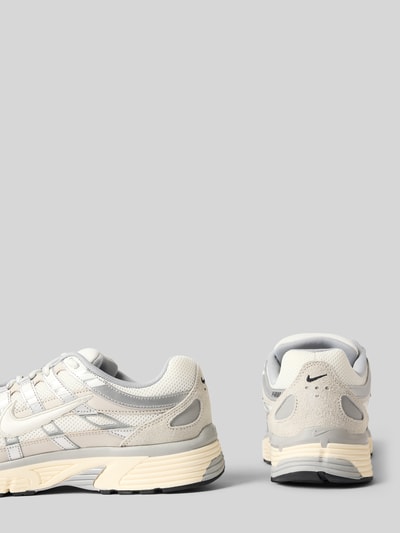 Produktfoto, Sneaker mit Logo-Detail von Nike, cremefarbene und graue Töne, profilierte Sohle, abgerundete Passform, Schnürverschluss, Absatzhöhe 5 cm, Schafthöhe 8 cm, Schaftweite 7 cm, Damen Sneaker