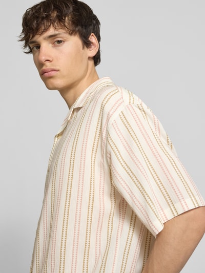 Männermodel trägt Regular Fit Freizeithemd mit Reverskragen Modell 'HOWIE' von Redefined Rebel, Allover-Look, Nahaufnahme Oberkörper, Reine Baumwolle