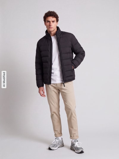 Männermodel trägt Regular Fit Steppjacke mit Stehkragen Modell 'MODENA FUSED' von Strellson, Herren Steppjacke, Ganzkörperansicht von vorne, KI-modifiziertes Bild.