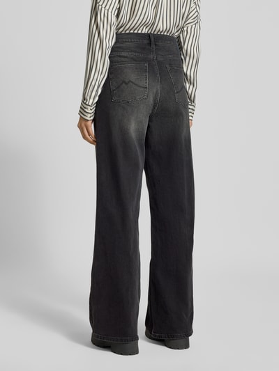 Frauenmodel trägt Wide Fit Jeans im 5-Pocket-Design Modell 'Luise' von Mustang in Schwarz, elastischer Baumwoll-Mix, Ganzkörperansicht Rückansicht.