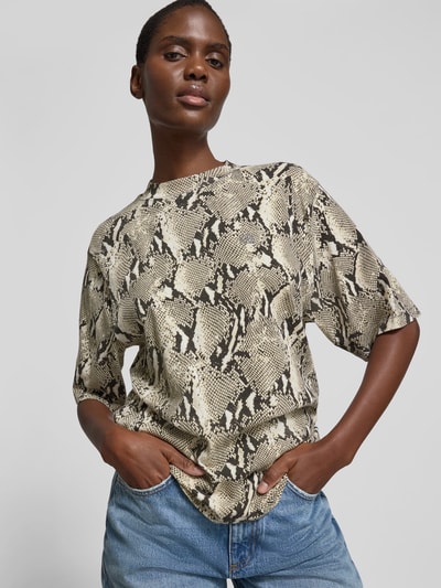 Frauenmodel trägt Regular Fit T-Shirt aus reiner Baumwolle von Anine Bing mit Schlangenprint, Damen T-Shirt, Rundhalsausschnitt, Halbarm, Rückenlänge bei Größe S 65 cm, Nahaufnahme Oberkörper.