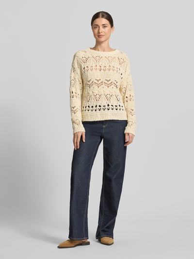 Frauenmodel trägt Strickpullover mit Rundhalsausschnitt von Oui, cremefarben, Baumwoll-Mix, Regular Fit, Ganzkörperansicht von vorne