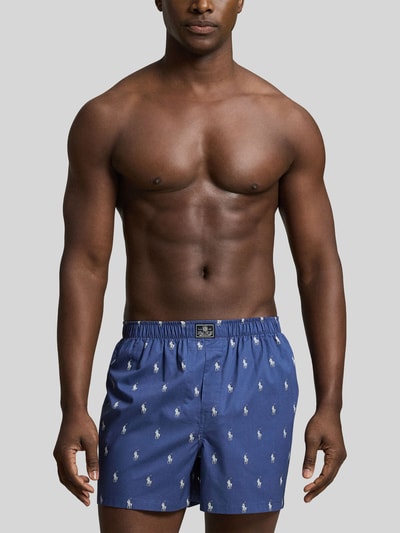 Męski model nosi Boxershorts aus reiner Baumwolle im 3er-Pack von Polo Ralph Lauren Underwear, ciemnoniebieski z białym wzorem, widok całej sylwetki z przodu.