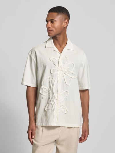 Männermodel trägt Regular Fit Freizeithemd aus reiner Baumwolle von JAKE*S STUDIO MEN, sandfarben, florale Applikationen, Ganzkörperansicht von vorne.
