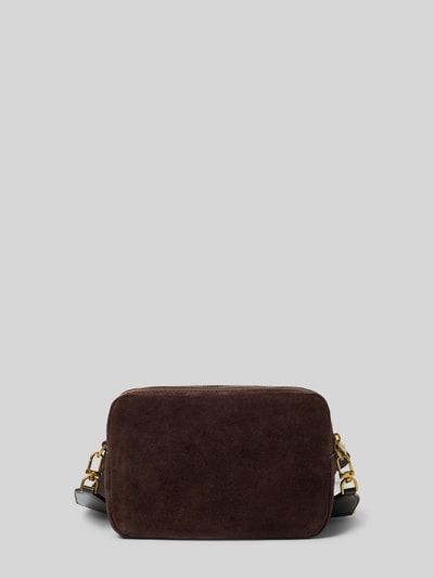 Produktfoto, Handtasche in Flecht-Optik Modell 'BRYANT' von MICHAEL Michael Kors, braune Oberfläche, rechteckige Form, goldfarbene Details, Damen Handtasche, Hauptfach mit Reißverschluss, Label-Applikation, verstellbarer Schulterriemen, 22x15x9 cm, Länge Schulterriemen 80 cm.
