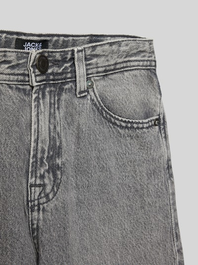 Produktfoto, Jeansy z wpuszczanymi kieszeniami Model 'ALEX' od JACK & JONES z bawełny, krój relaxed fit, szerokość w rozmiarze 140: 35 cm, długość wewnętrzna nogawki: 60 cm, szary denim, wyraźna tekstura.