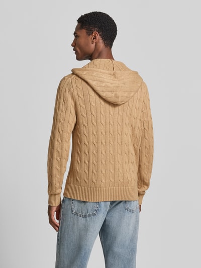 Męski model nosi Regular Fit Strickjacke aus reiner Baumwolle von Polo Ralph Lauren, beżowy, gruby splot, Ganzkörperansicht Rückansicht.