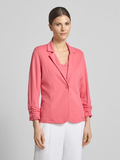 Frauenmodel trägt Blazer mit Raffungen Modell 'Siham' von Soyaconcept in Rosa, Elastischer-Material-Mix, Tailliert, Reverskragen, Knopfverschluss, Ganzkörperansicht von vorne.