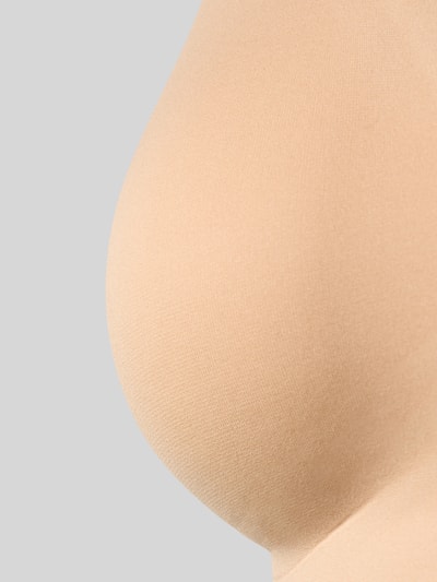 Frauenmodel trägt Triangel-BH mit breiten Trägern von Mey aus Material-Mix mit Stretch-Anteil, unifarben, Nahaufnahme Oberkörper.