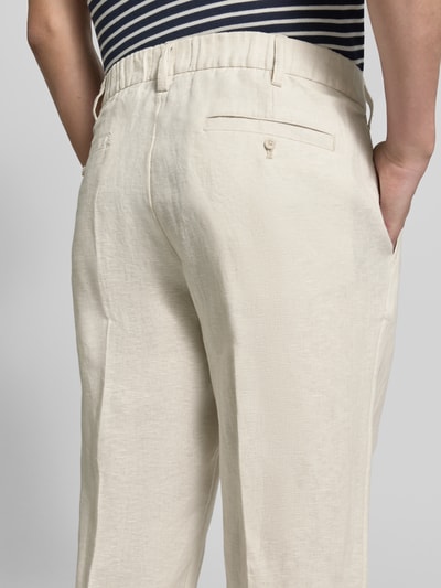 Männermodel trägt Straight Fit Leinenhose mit Bügelfalten von JAKE*S STUDIO MEN, cremefarben, Gesäßtaschen, Teilelastischer Bund, Detailaufnahme Rückansicht.