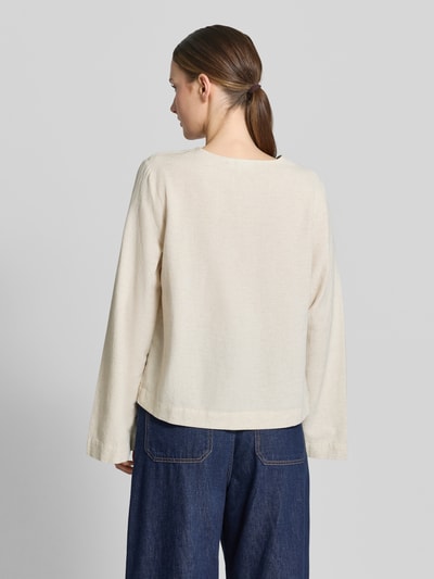 Frauenmodel trägt Blusenshirt aus Viskose-Mix mit Schnürung von Vila, Regular-Fit mit Leinen-Viskose-Anteil, Modell PRISILLA, Rückenlänge 56 cm, Ärmellänge 61 cm, helle Farbe, strukturierte Oberfläche, Ganzkörperansicht Rückansicht.