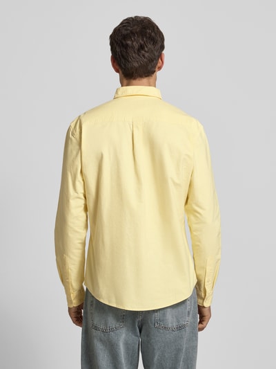 Männermodel trägt Freizeithemd mit Knopfleiste von MCNEAL in Gelb, Reine Baumwolle, Regular-Fit, Rückenlänge 75 cm, Ganzkörperansicht Rückansicht.