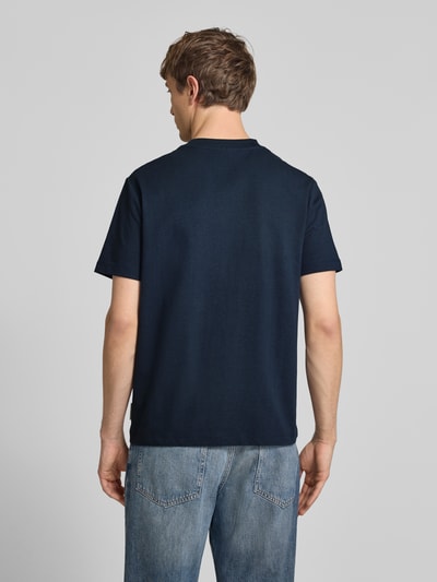 Männermodel trägt Relaxed Fit Oversized Shirt aus reiner Baumwolle von Marc O'Polo Denim, Optik: Unifarben, Ganzkörperansicht Rückansicht.