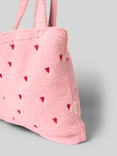 Produktfoto, Tote Bag mit Logo-Patch Modell 'Teddy' von Studio Noos, rosa Plüsch, rote Allover-Herz-Stickereien, sichtbarer Logo-Patch, strukturierte Oberfläche, Abmessungen 60x42x8 cm, Trageriemen 72 cm