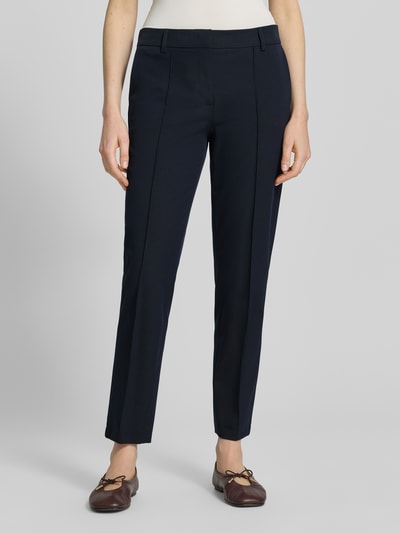 Frauenmodel trägt Hose in verkürzter Passform mit Längsnähten von Christian Berg Woman Selection, dunkelblau, Material-Mix, Ganzkörperansicht von vorne.