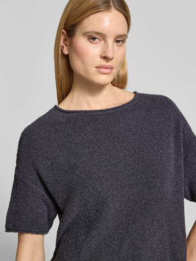 Frauenmodel trägt Boxy Fit Pullover aus Baumwoll-Mix-Frottee von Marc O'Polo, Optik: Unifarben, Kurzarm, Frottee-Textur, Nahaufnahme Oberkörper.