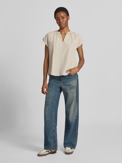 Frauenmodel trägt Regular Fit Kurzarmbluse aus reiner Baumwolle von s.Oliver RED LABEL, beige mit feinen Streifen, Ganzkörperansicht von vorne.