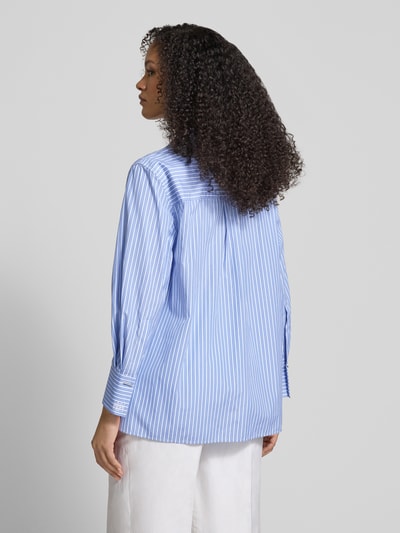 Männermodel trägt Slim Fit Bluse mit Bindegürtel Modell 'STABARIN' von Marella, czysta bawełna, krój slim fit, długość tyłu 73 cm, długość rękawa 58 cm, kołnierz koszulowy, pasek, jasnoniebiesko-białe paski, widok całej sylwetki od tyłu.