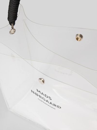 Produktfoto, transparente Handtasche mit Logo-Print Modell 'Craze Vinyl' von MADS NØRGAARD, Strukturmuster Tragehenkel, Druckknopfverschluss, Hauptfach, Breite 26 cm, Länge 22 cm, Tiefe 10 cm, Schulterriemenlänge 45 cm.