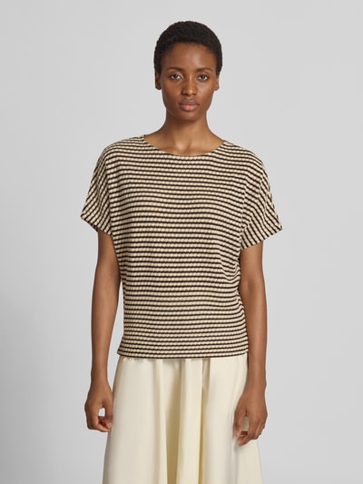 Frauenmodel trägt Strickshirt im Allover-Look Modell 'Ucindy' von someday., beige-schwarz gestreift, Baumwoll-Mix, Rundhalsausschnitt, Relaxed Fit, Ganzkörperansicht von vorne