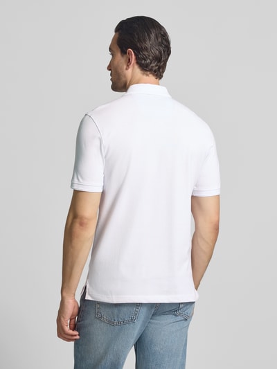 Männermodel trägt Regular Fit Poloshirt mit Logo-Detail Modell 'Pete' von BRAX aus elastischem Baumwoll-Mix, kurzärmelig, Rückenlänge 74 cm, Ganzkörperansicht Rückansicht.
