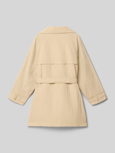 Produktfoto, beigefarbener Kinder Trenchcoat mit Bindegürtel Modell 'RUTH' von Mango, Regular-Fit, Zweireiher, Reverskragen, strukturierte Oberfläche, Rückenlänge 66 cm, Schulterbreite 44 cm, Ärmellänge 44 cm.